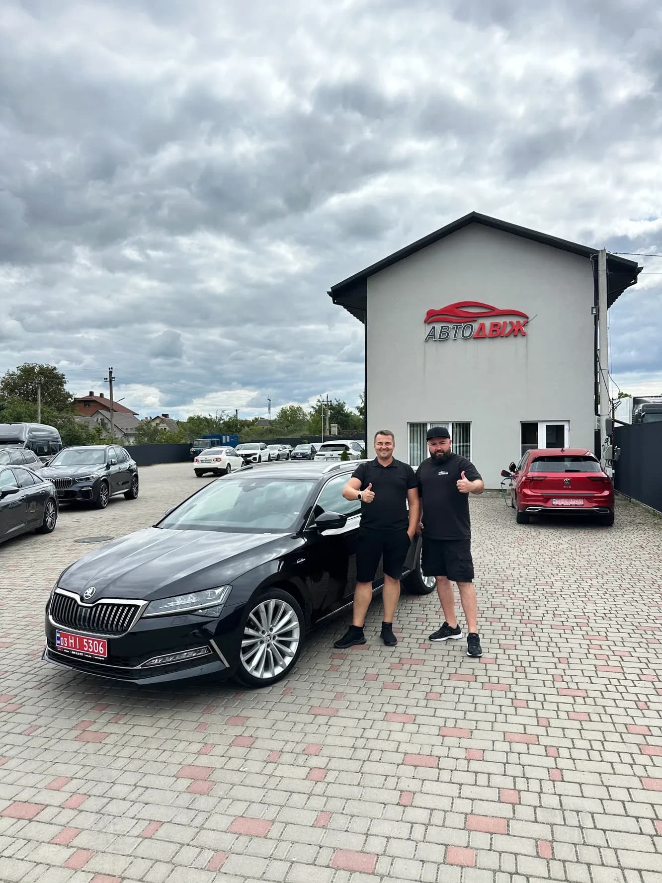 Skoda Superb Combi — видача біля офісу